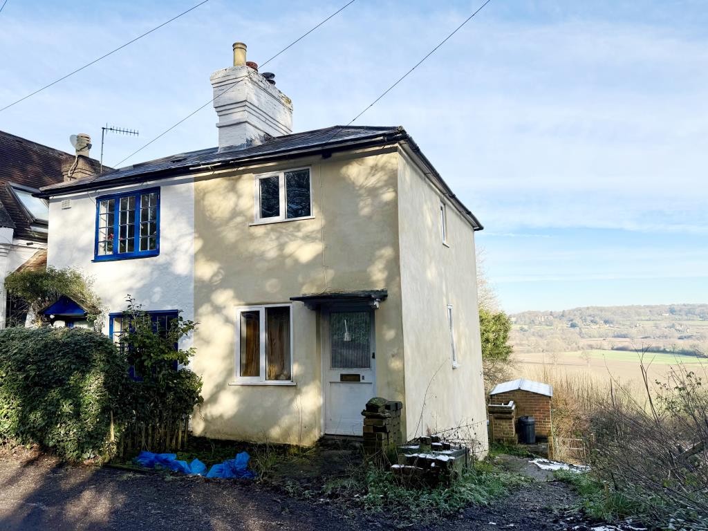 Lot: 115 - END-TERRACE HOUSE FOR REPAIR - End of terrace house